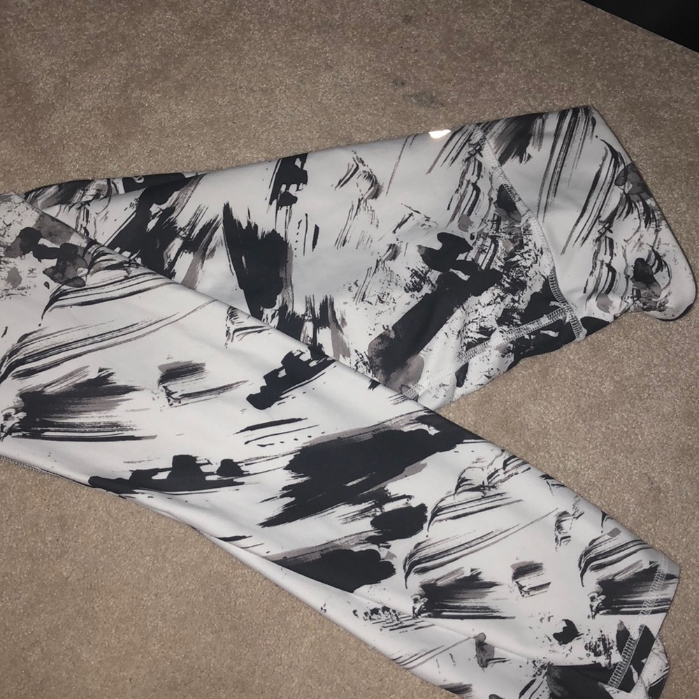 Fabletics Black&White Marble Leggings